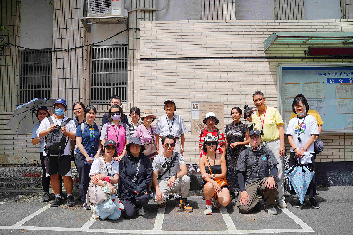 參與走讀活動的學員在現為「新北市後備指揮部」的原「台灣省生產教育實驗所」不義遺址前合影。 圖：國家人權博物館提供