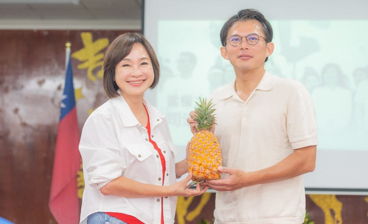柯志恩(左)與黃國昌(右)在高雄合體，展現藍白合團結氣勢，讓綠營有些神經緊張。 圖：孫家銘翻攝