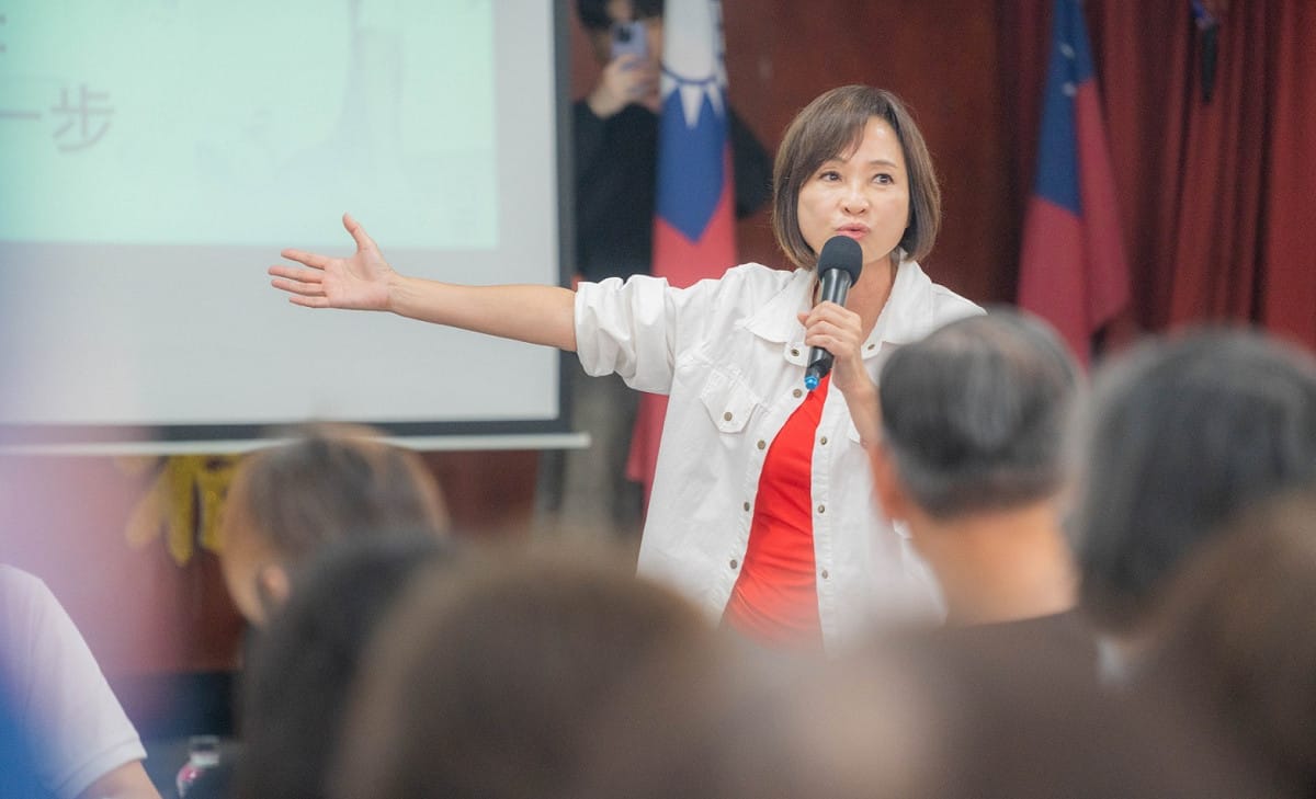 柯志恩陣營藉由中央育兒補助的大灑幣，反批賴瑞隆是「自我閹割職權的黨意代表」。 圖：孫家銘翻攝
