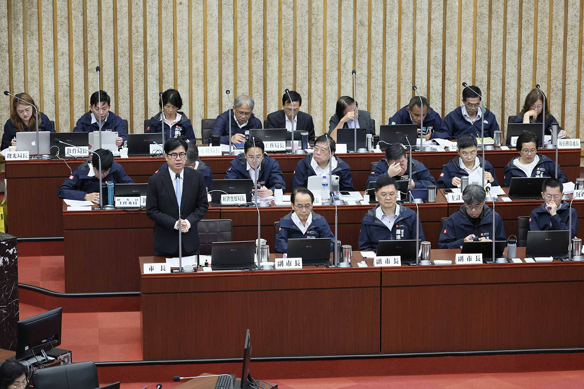 陳其邁(前排左一)針對台積電設廠與全球產業佈局，指出，清大與陽明交大相繼至高雄設立分部，正是為了精準對接半導體的人才需求。 圖：高雄市政府/提供