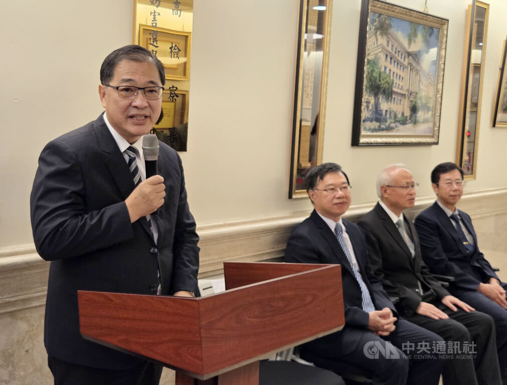 最高檢察署25日舉行「查察妨害選舉督導小組」揭牌儀式。法務部長鄭銘謙（左）致詞表示，年底九合一選舉面臨境外敵對勢力介選等4大挑戰，各查察機關將依法嚴辦，維護選舉公平性及正當性。中央社記者謝君臨攝　115年5月25日