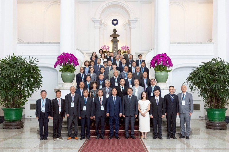 賴清德總統今（25日）與出席貴賓合影。 圖：總統府提供