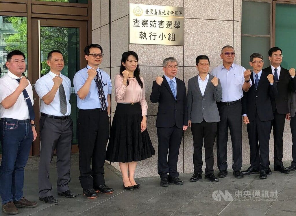 嘉義地檢署因應地方公職人員選舉查察成立「查察妨害選舉執行小組」25日揭牌，檢察長蔡宗熙（右5）表示，接獲賄選情資，一定查緝到底，不分黨派、不分對象，有證據就查。中央社記者黃國芳攝　115年5月25日