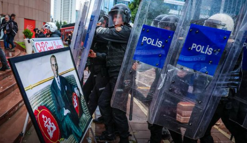 土耳其鎮暴警察使用催淚瓦斯強行闖入反對派共和人民黨（CHP）總部 圖：翻攝自 X @faynstudio