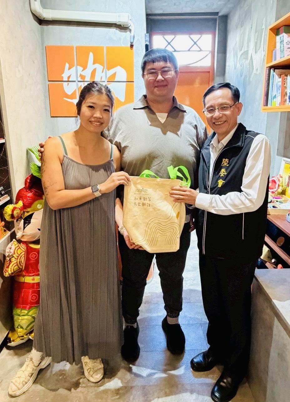 蔡志儒參事致贈紀念品獻予祝福。 圖：台港經濟文化合作策進會提供