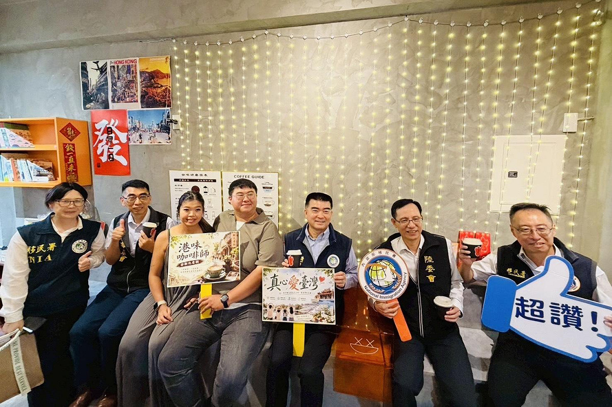各機關代表享用鄭泳嘉手沖咖啡。 圖：台港經濟文化合作策進會提供