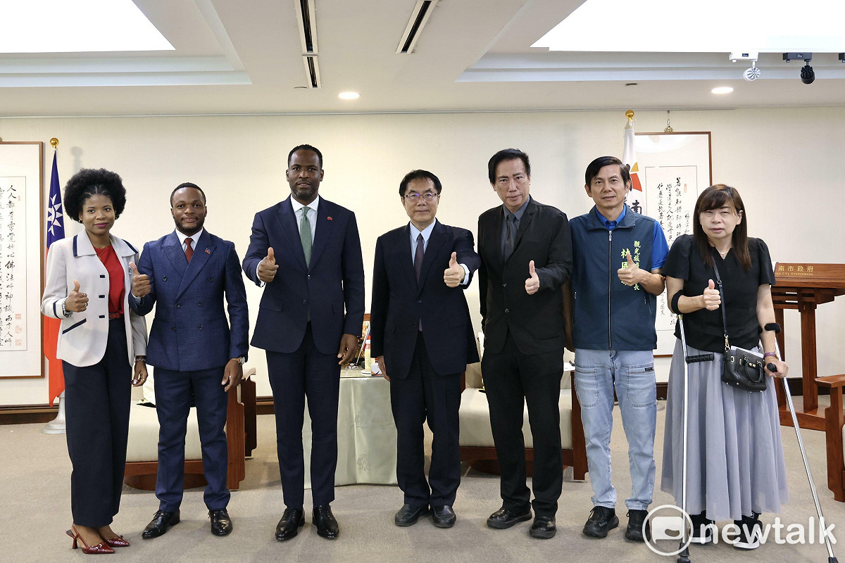 海地共和國駐台大使潘恩(H.E. Ambassador Roudy Stanley Penn)於今(25)日率領使館一行3人蒞臨台南市政府拜會黃偉哲市長。 圖：台南市政府提供