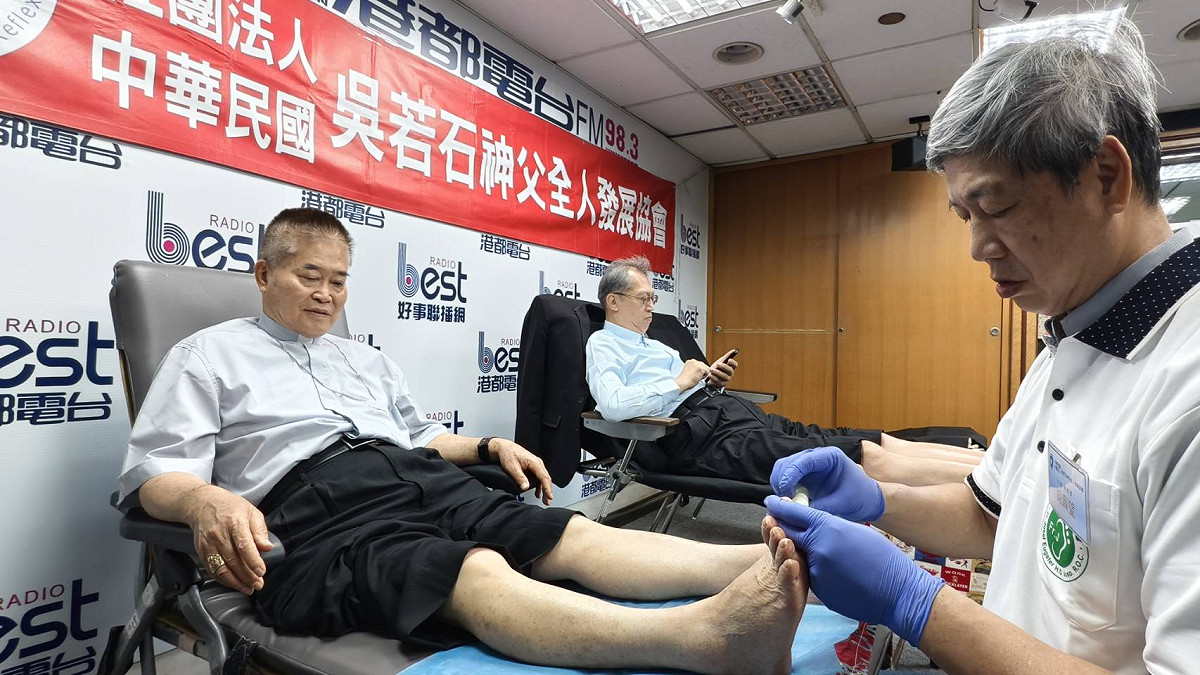 劉振忠特別出席活動並體驗FJM足療師高超的手法。 圖：孫家銘/攝