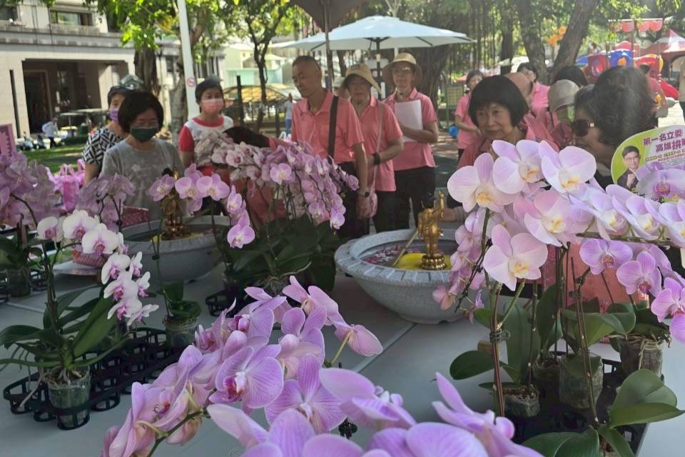 莊嚴溫馨的浴佛儀式揭開序幕，民眾虔誠禮佛、祈福感恩。 圖：主辦單位提供
