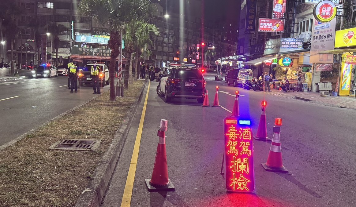 高市警前鎮分局動員大批警力執行「取締毒(酒)駕專案勤務」。 圖：高雄市警局前鎮分局/提供