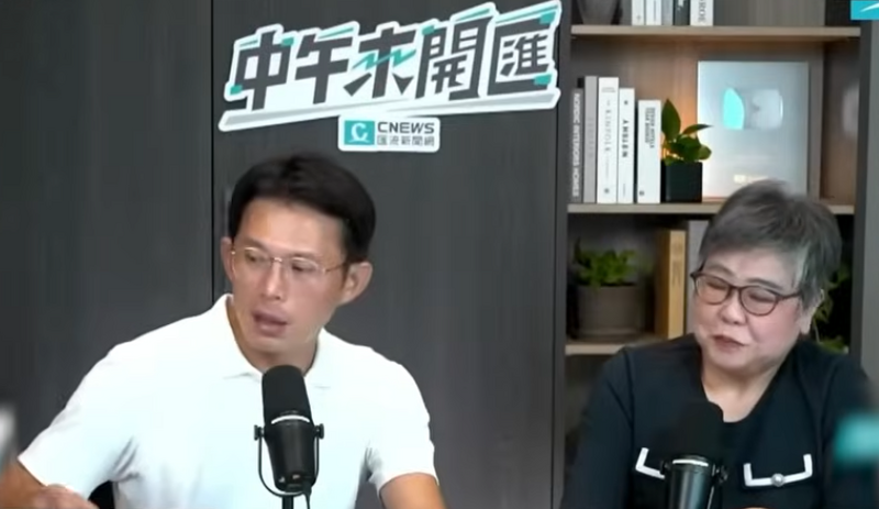 黃光芹在文中提到的網路瘋傳「沉默3秒鐘」影片，就是今年4月份李貞秀風波延燒之際，黃國昌問黃光芹「我像會接受老共安排的人？」，黃光芹沉默不語，給了一個眼神，黃國昌只好自答「怎麼可能」，神色明顯不悅。 圖翻攝自「中午來開匯」