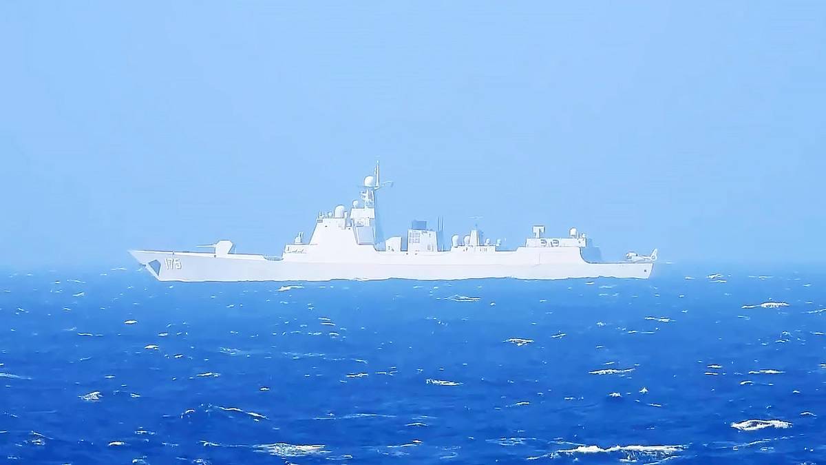 海軍昆明軍艦監控中共銀川艦。 國防部提供