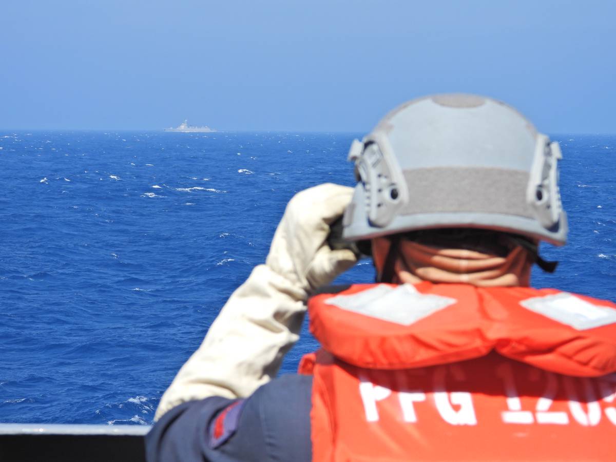 海軍昆明軍艦監控中共銀川艦。 國防部提供