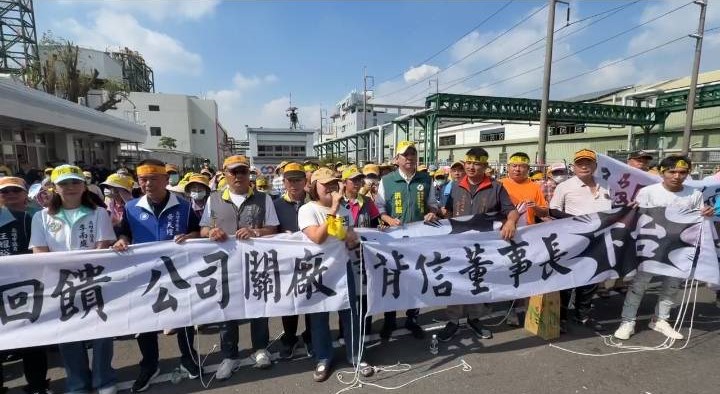 邱于軒(中)帶頭代表大寮8里提三訴求，其中之一即是要求剛上台不到半年的可威董事長蕭永達下台。 圖：孫家銘翻攝
