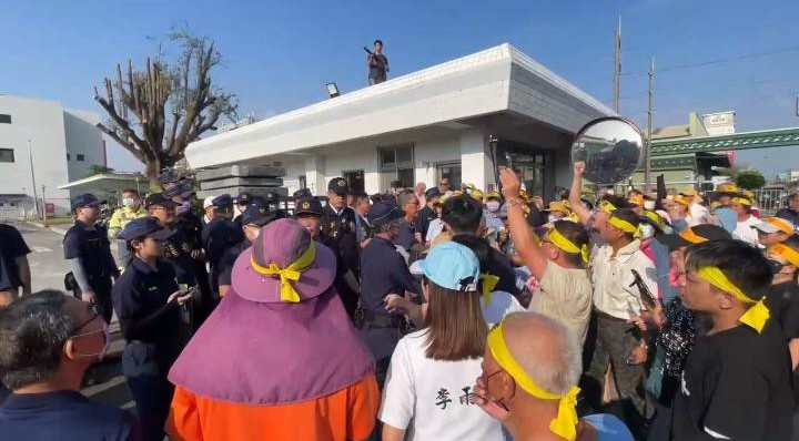 抗議民眾群情激憤，提出三大訴求，包括董事長下台，不排除北上陳抗  。 圖：孫家銘翻攝