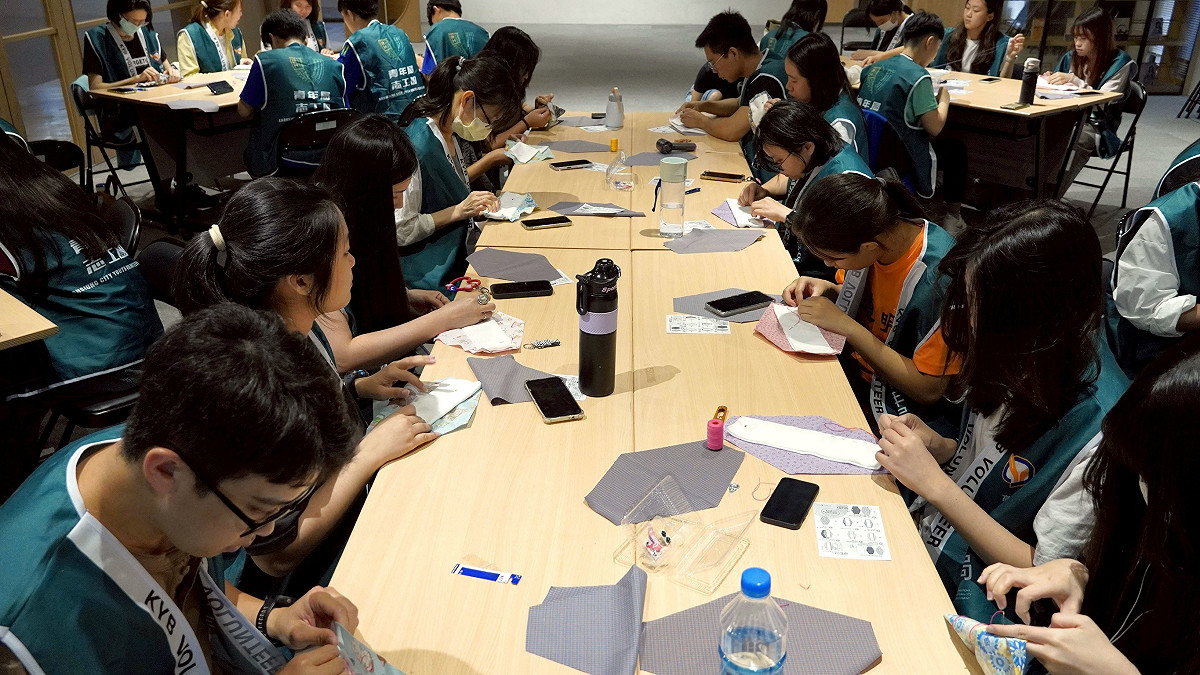 青年志工以實際行動展現對非洲少女受教權與基本尊嚴的支持。 圖：高雄市青年局/提供