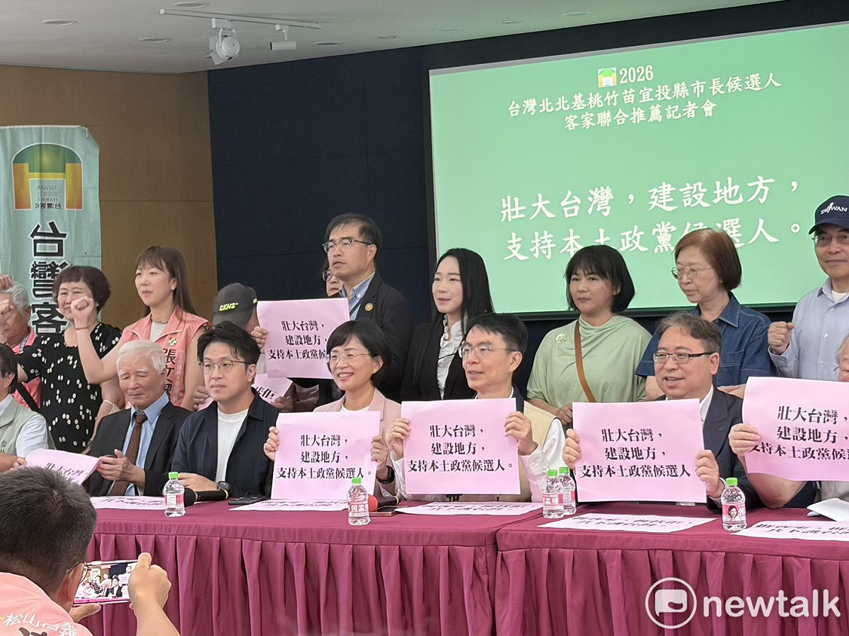 台北市長候選人沈伯洋（前左二）、新北市長候選人蘇巧慧（前左三）、南投縣長候選人溫世政（前右二）及桃園市長候選人黃世杰（前右一）26日出席台灣客社主辦的客家聯合推薦記者會。 圖：李宣萱/攝