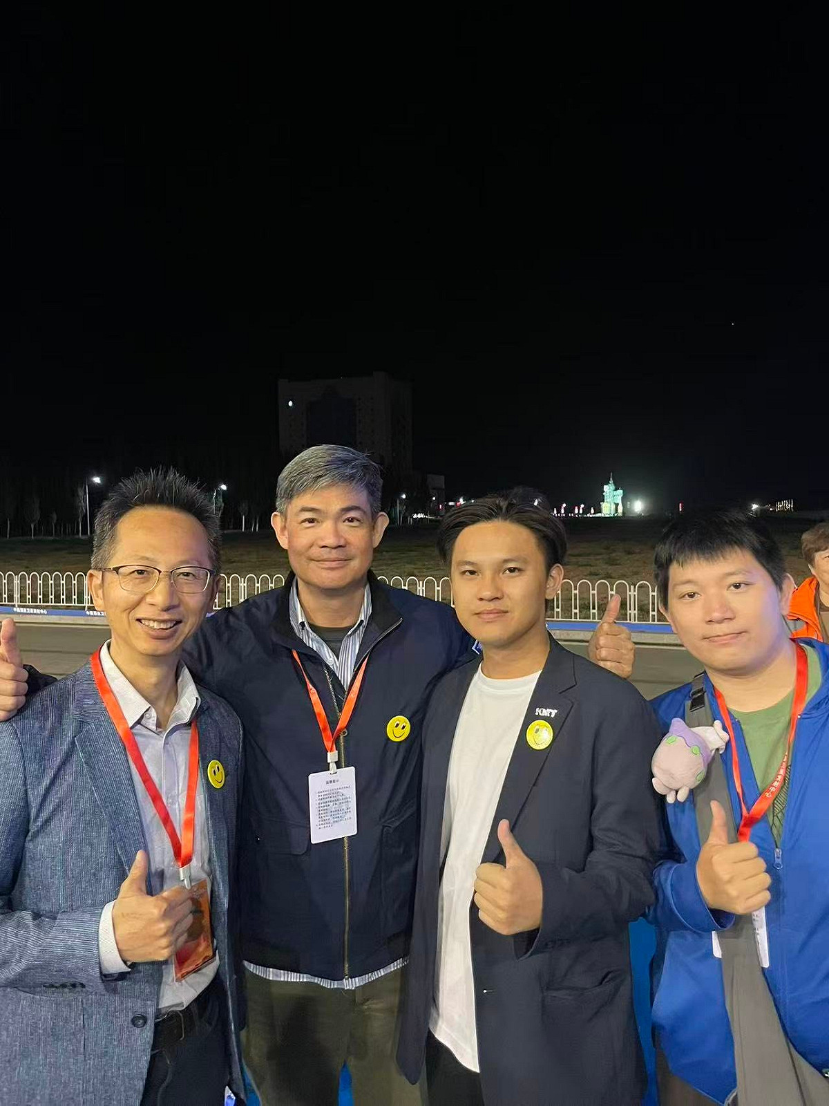 國民黨青年事務發展委員會主委連勝武(左2)近日率領台灣青年前往中國觀看神州23號發射。 圖：翻攝自國民黨青年部臉書