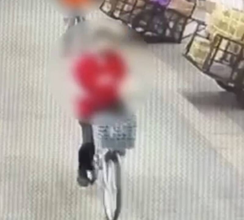 萬華車站月台昨日出現婦人悠哉騎腳踏車。 圖：翻攝畫面
