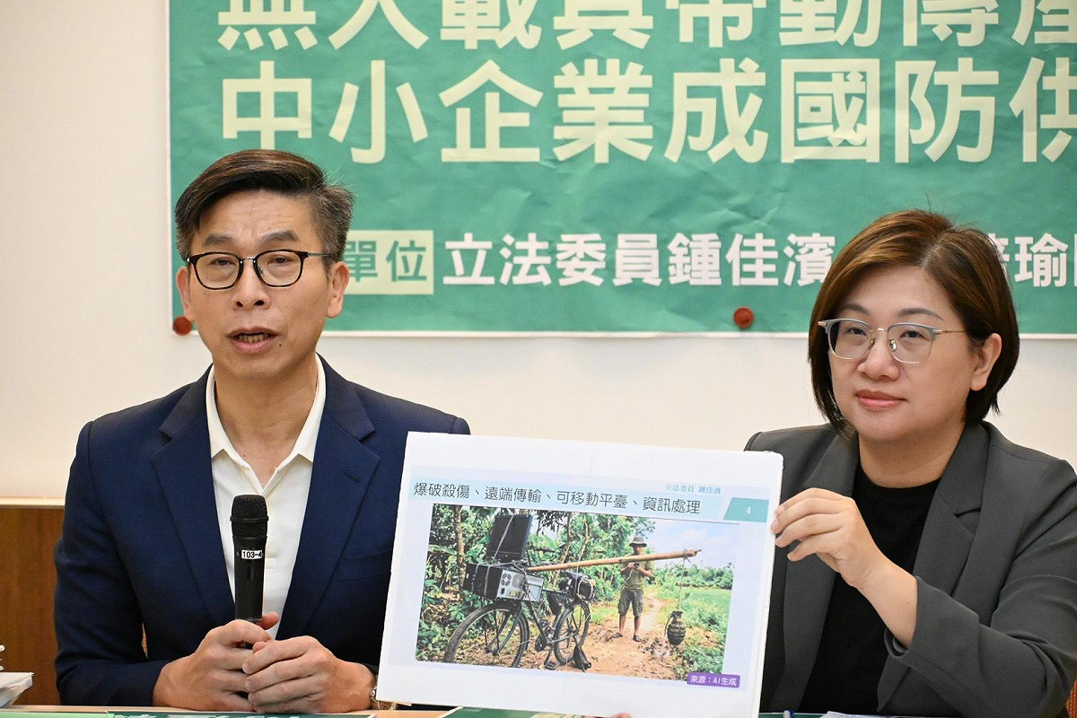 民進黨立委鍾佳濱與陳培瑜今（26）日召開記者會，宣布已提出《無人載具產業創建條例》草案。 圖：鍾佳濱辦公室提供