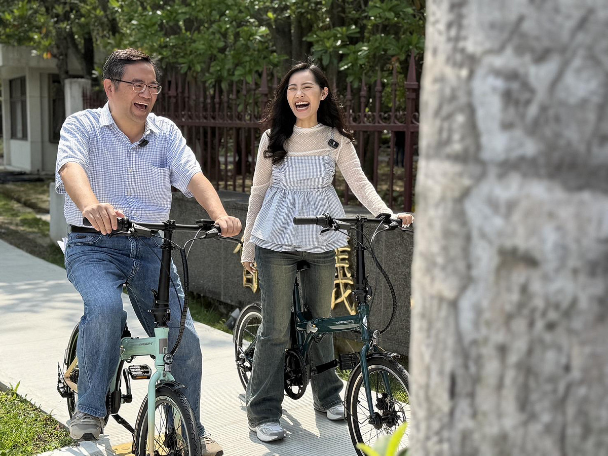霧農大叔帶著參編霧峰爆紅，兩人拍攝時默契極佳，被工作人員側拍到狂笑的漏網鏡頭。 圖：參山處/提供