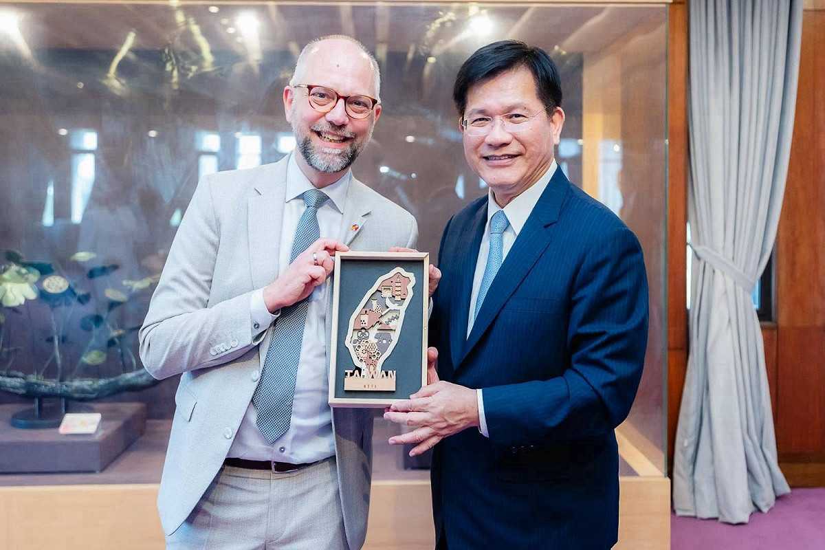 外交部長林佳龍致贈德國國會友台小組主席徐德分（Till Steffen）「一眼看台灣」木製禮品。 圖：外交部提供