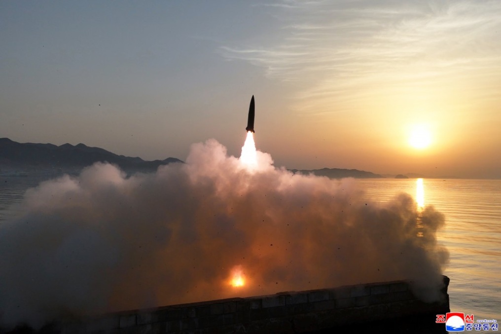 北韓4月19日發射「火星炮-11丁」戰術彈道導彈。 圖：翻攝朝中社