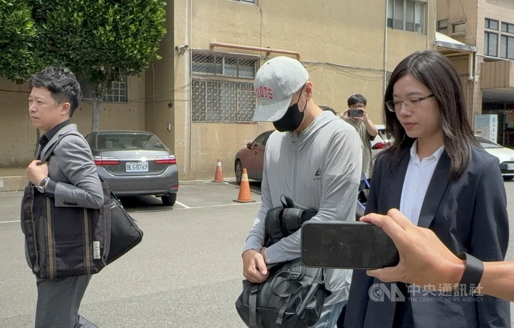 温姓男子115年1月被計程車司機林姓男子丟包在台64線後遭輾斃，林男依遺棄致死罪嫌起訴。林男（中，戴帽者）26日出庭否認罪行，僅認涉過失致死。中央社記者曹亞沿攝　115年5月26日