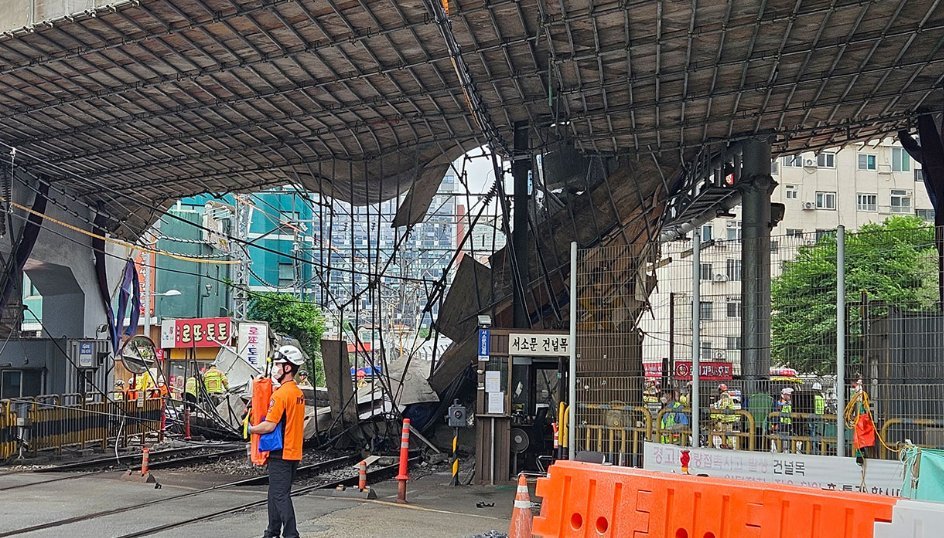 韓國首爾市中心西小門高架車道拆除工地，26日發生「上板」坍塌事故。 圖：翻攝「X」@Not_found_life