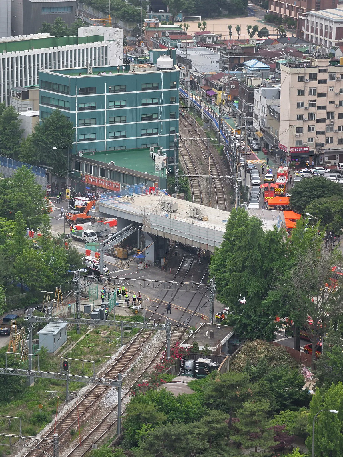韓國首爾市中心西小門高架車道拆除工地，26日發生「上板」坍塌事故。 圖：翻攝「X」@Not_found_life
