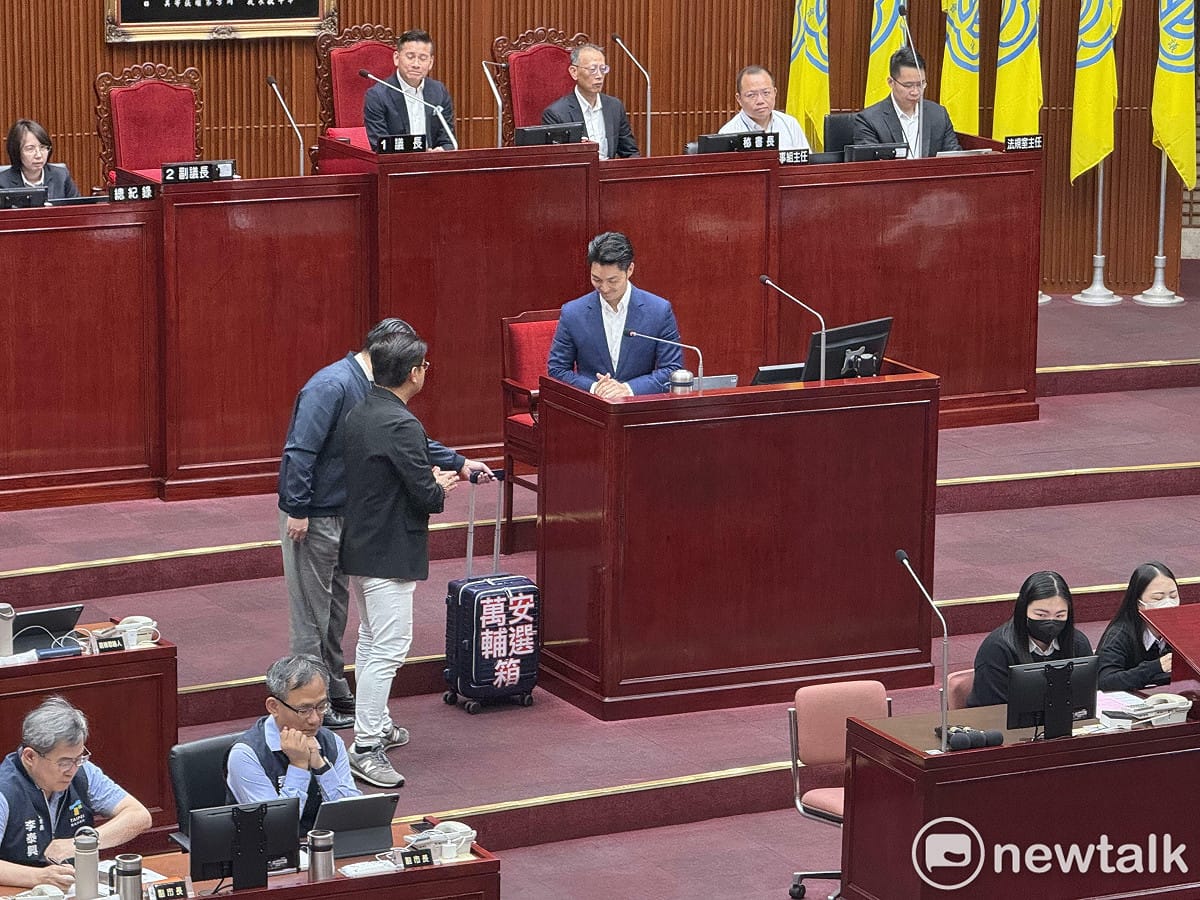 民進黨台北市議員陳賢蔚今贈送「萬安輔選箱」給台北市長蔣萬安。 圖：周煊惠 / 攝