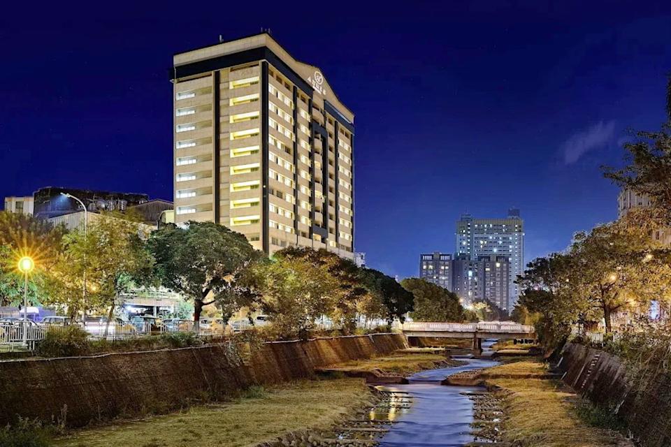 台中愛麗絲國際大飯店驚傳歇業，民眾訂房付訂金卻無法入住。 圖：翻攝畫面