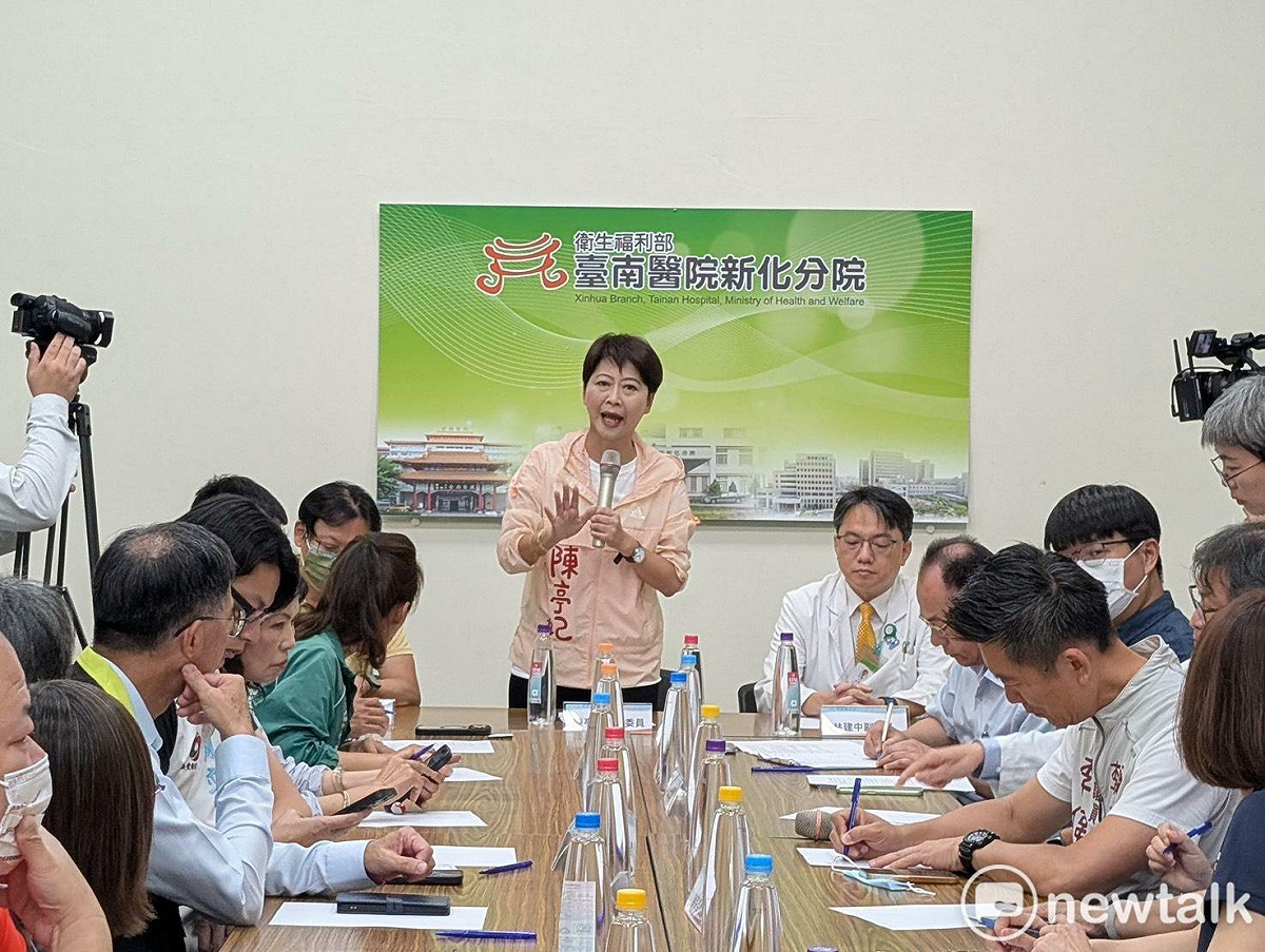 立法委員陳亭妃前往台南醫院新化分院進行醫療服務升級會勘，並邀集衛福部醫福會黃耀聰科長等人和地方里長共同交流，針對偏鄉醫療資源、設備更新、護理人力及未來空間擴充等議題深入討論。 圖：陳亭妃服務處提供