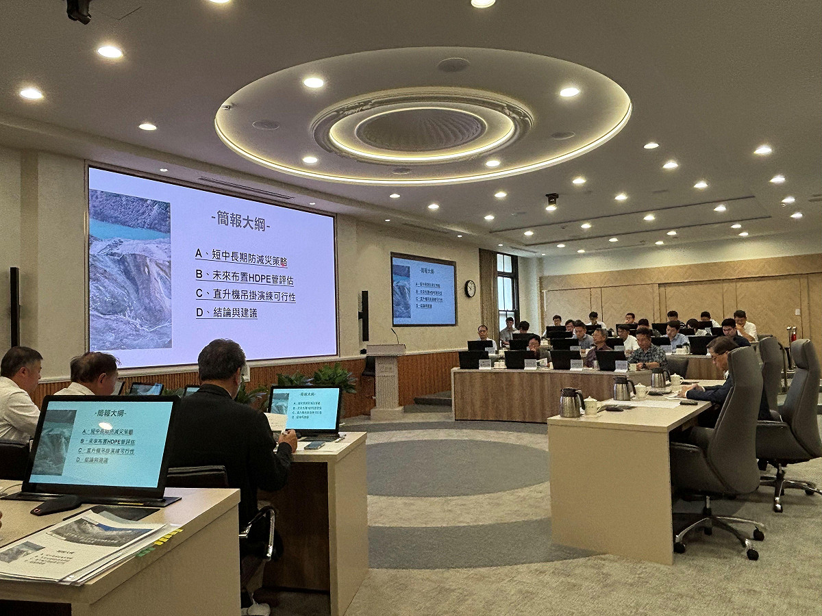 馬太鞍溪堰塞湖蓄水降至0.5萬立方公尺，但2.4億土砂仍威脅下游。 圖：林業保育署／提供