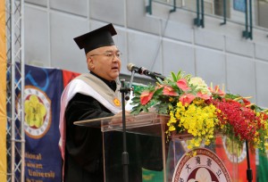 潤泰集團總裁尹衍樑曾獲國立台灣大學名譽博士、傑出校友及工學院「傑出企業家獎座」，並長年擔任台大土木系兼任教授。 圖／台大提供