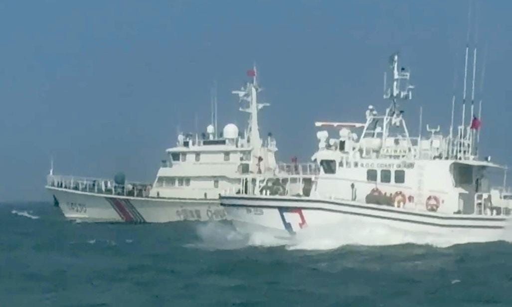 26日，4中國海警船侵擾金門限制水域，海巡艇「一對一」併航監控，全數驅離。 圖：海巡署提供