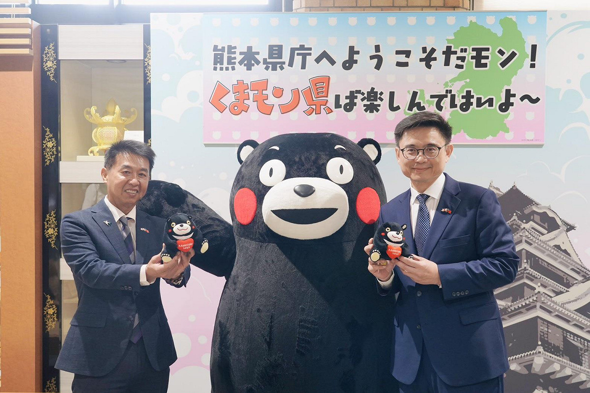 賴瑞隆(右)、許智傑(左)與「熊本熊」合影。 圖：賴瑞隆服務處/提供