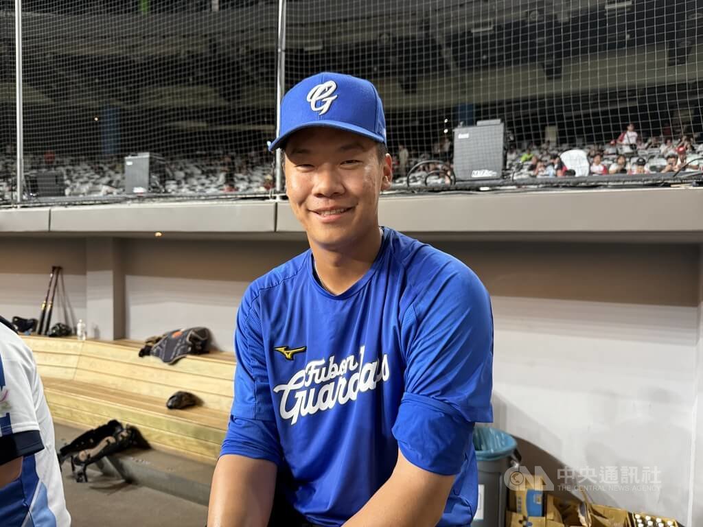 中華職棒富邦悍將隊26日將2025年選秀首輪選進的捕手張育豪（圖）升一軍。張育豪受訪表示，專注場上隨時做好準備，也透露爸媽提醒不要有太過花俏的行為。中央社記者謝靜雯攝　115年5月26日