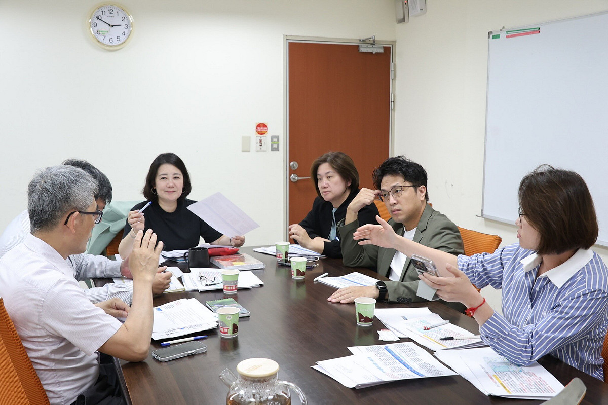 民進黨立委吳思瑤25日與台北市長參選人沈伯洋邀集台電商討北士科用電問題。 圖：翻攝自吳思瑤臉書