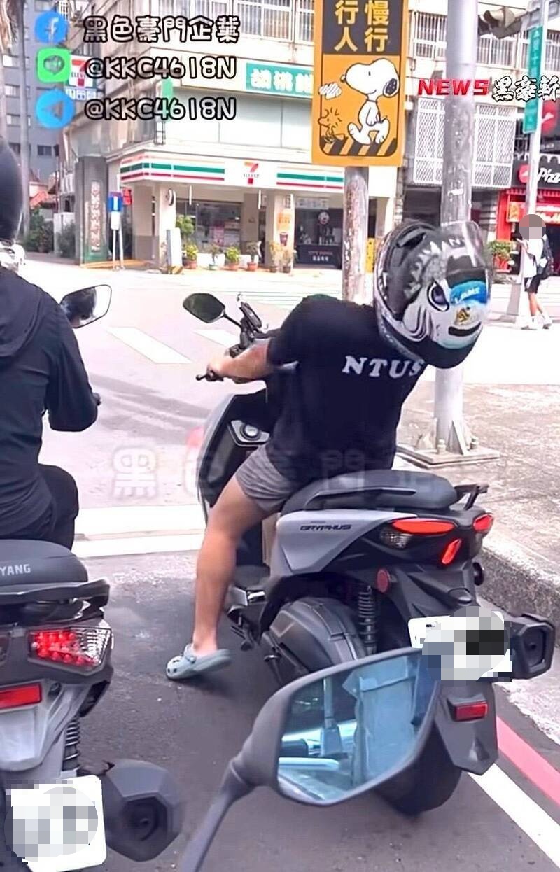 疑似台體大學生停等紅燈，身體扭曲被網友誤以為是毒駕，警方證實是烏龍一場。 圖：翻攝自網路社群「黑色豪門企業」