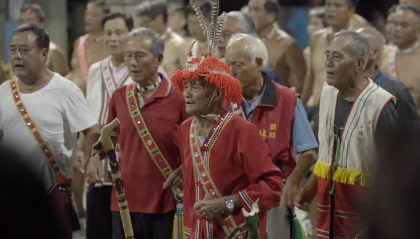 迎靈祭時頭目率部落祭祀。 圖：港口部落豐年祭籌備委員會提供