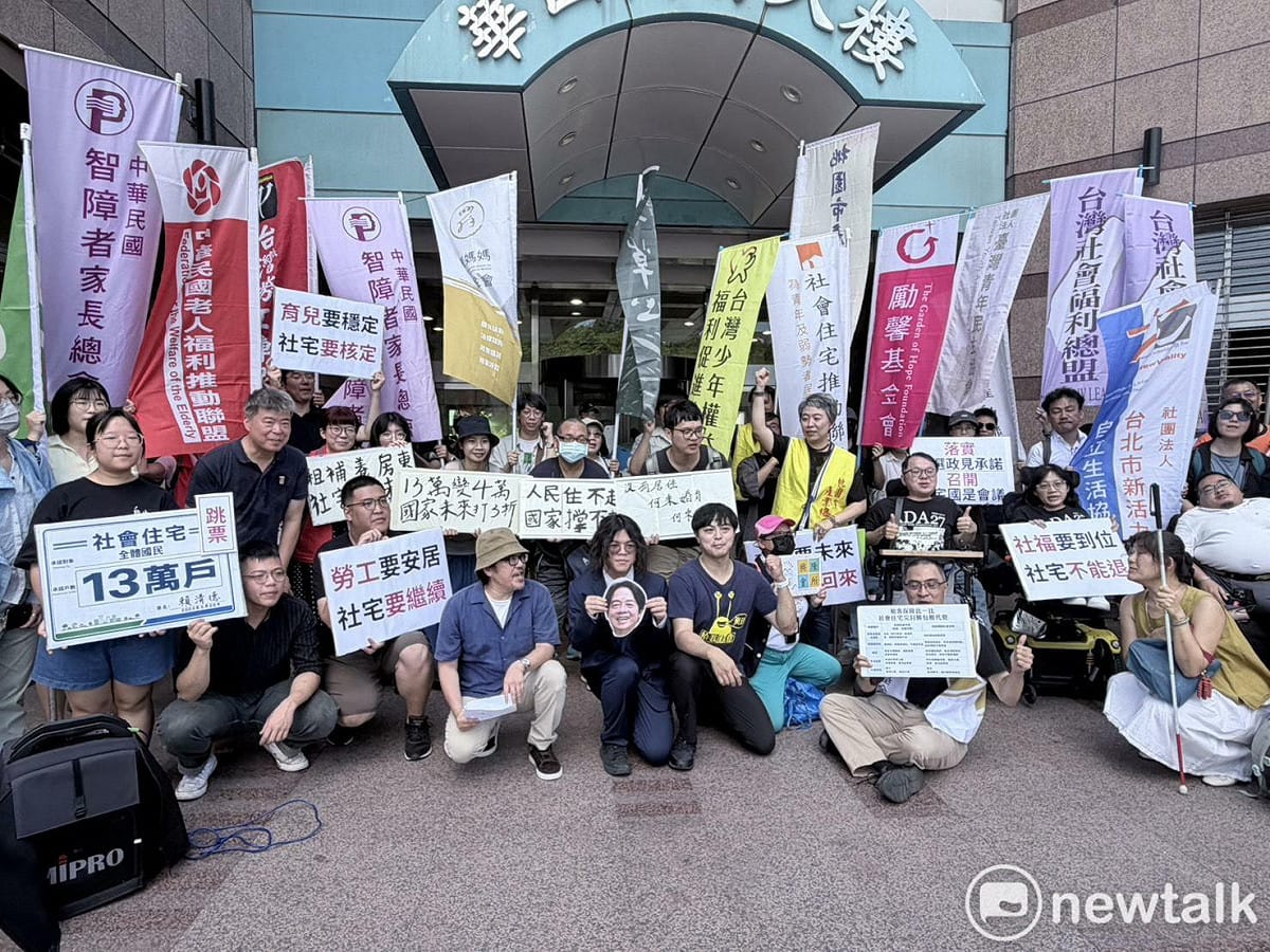 民間團體今（27）日齊赴民進黨中央，抗議社宅政見跳票，並要求賴清德在今日下午將召開的中常會中公開回應。 圖：李宣萱/攝