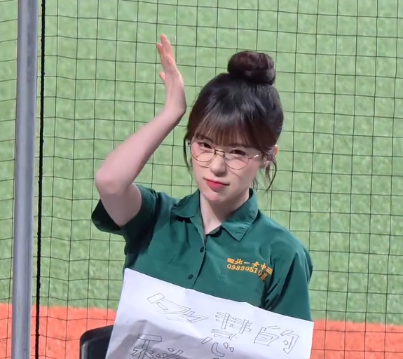 李多慧先前在台北大巨蛋比賽中場表演中，穿上北一女制服熱舞，然而事後卻意外引發爭議。 圖：翻攝自李多慧IG