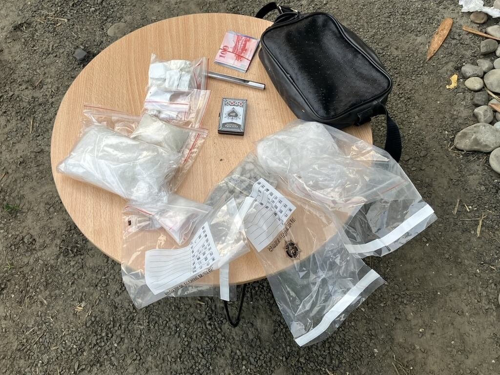 橋頭地檢署近日接獲毒品分裝、販賣據點情資後，在高雄市美濃區破獲1座毒品分裝場，查扣海洛因、甲基安非他命及俗稱「喪屍煙彈」的依托咪酯煙彈等毒品，依法起訴涉案林姓情侶檔。（橋頭地檢署提供）中央社記者張已亷傳真　115年5月27日