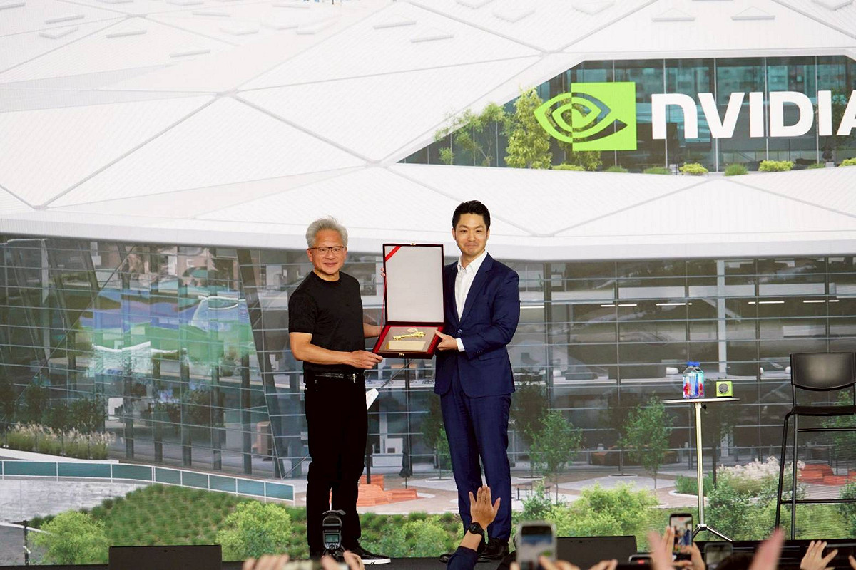 台北市長蔣萬安（右）今受邀出席輝達員工大會，與輝達執行長黃仁勳（左）同台。 圖：台北市政府 / 提供