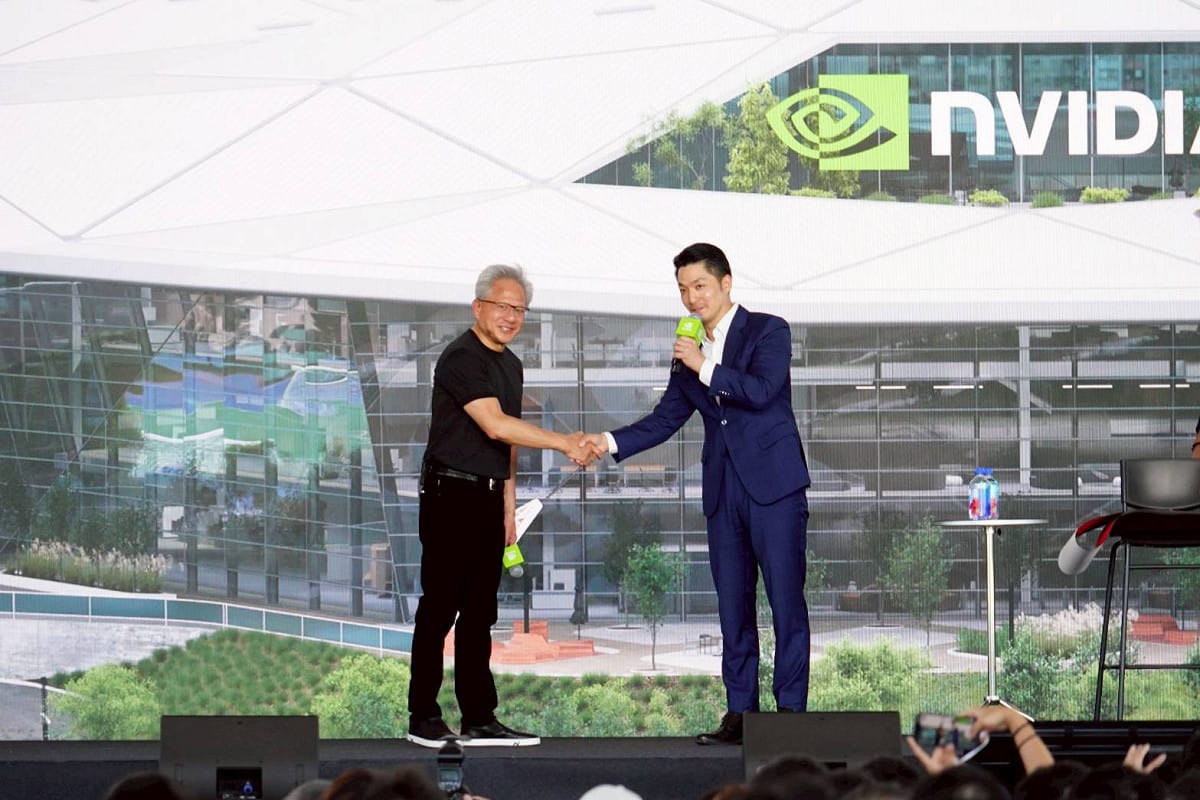 圖為台北市長蔣萬安先前受邀出席輝達員工大會，與輝達執行長黃仁勳同台。 圖：台北市政府 / 提供（資料照）