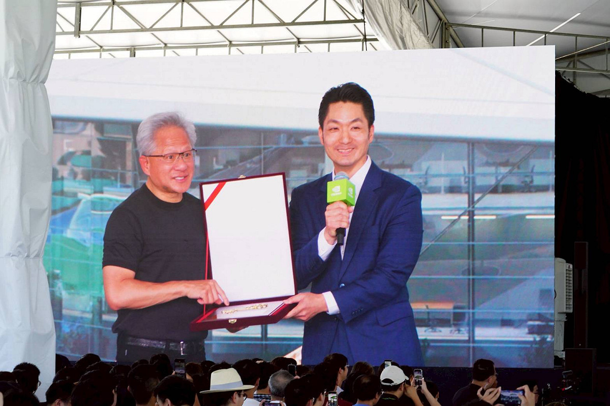 台北市長蔣萬安（右）今受邀出席輝達員工大會，與輝達執行長黃仁勳（左）同台。 圖：台北市政府 / 提供