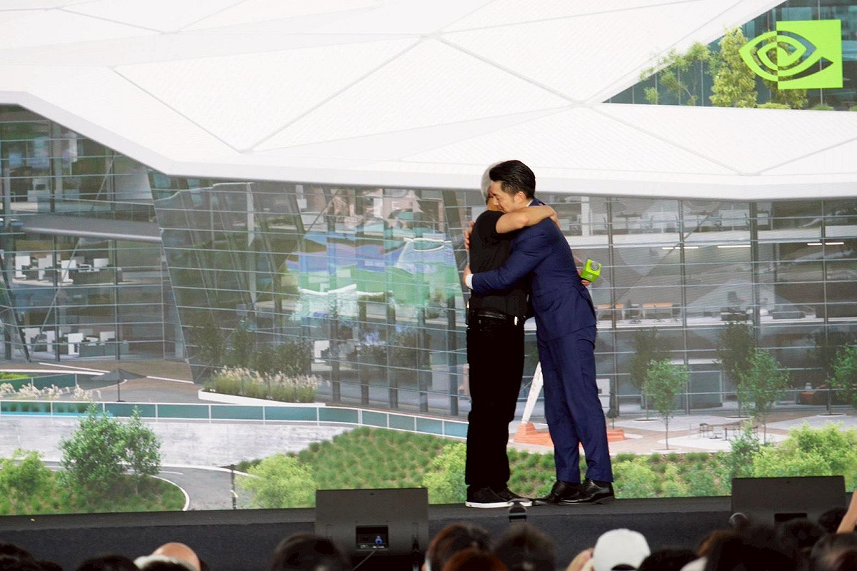 台北市長蔣萬安（右）今受邀出席輝達員工大會，與輝達執行長黃仁勳（左）同台。 圖：台北市政府 / 提供