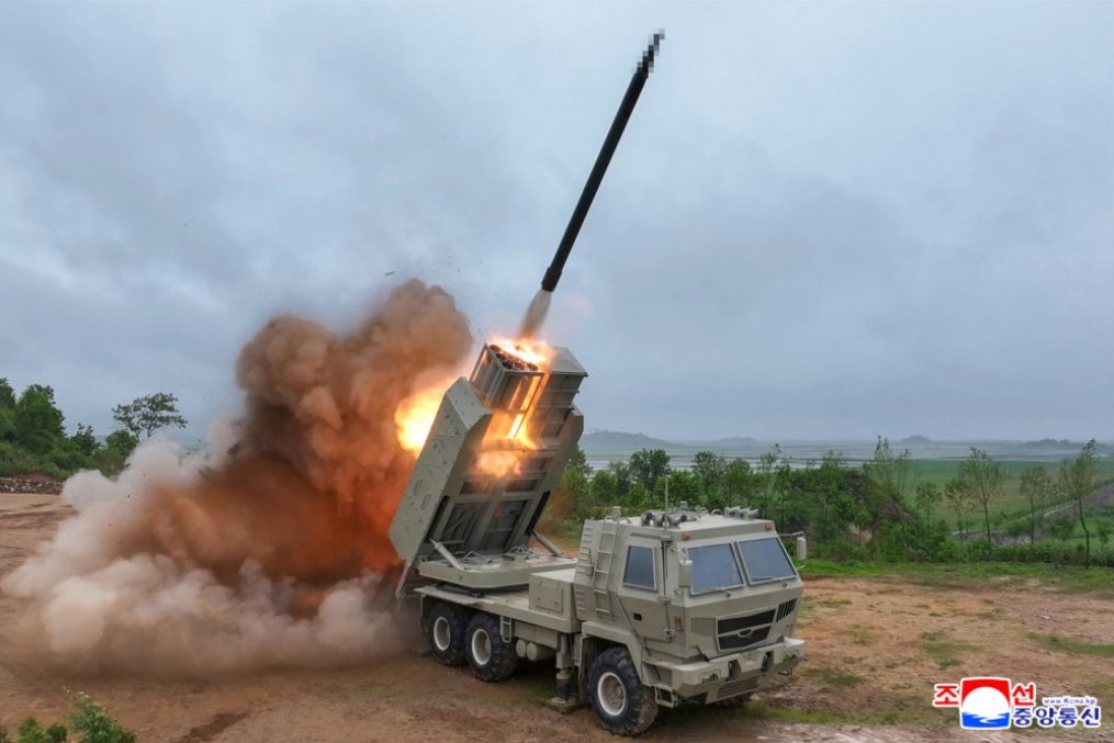 北韓26日試射多管戰術巡航導彈武器。 圖：翻攝朝中社