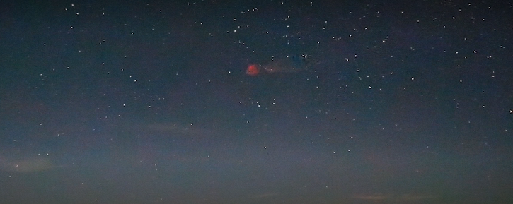 該黃色光體之後在星空中間，出現有如物體脫離噴發成一個紅色氣體，時間短暫，卻很耀眼。 圖：翻攝自南橫埡口即時影像